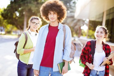 Genç öğrenciler kampüste