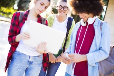 Genç öğrenciler kampüste