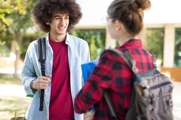 Genç öğrenciler kampüste