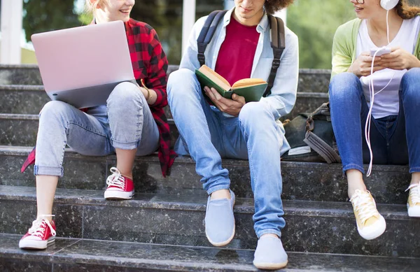 Giovani studenti nel campus — Foto Stock