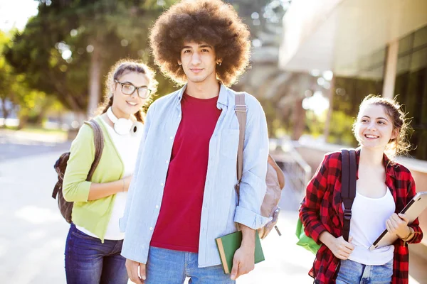 Genç öğrenciler kampüste