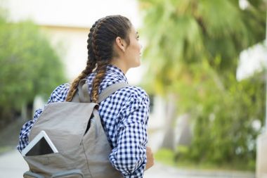 Üniversite öğrencisi kampüste açık havada