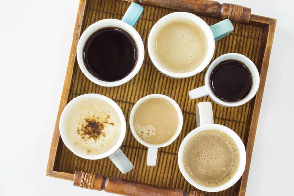 Diferentes xícaras de café na mesa de madeira — Fotografia de Stock