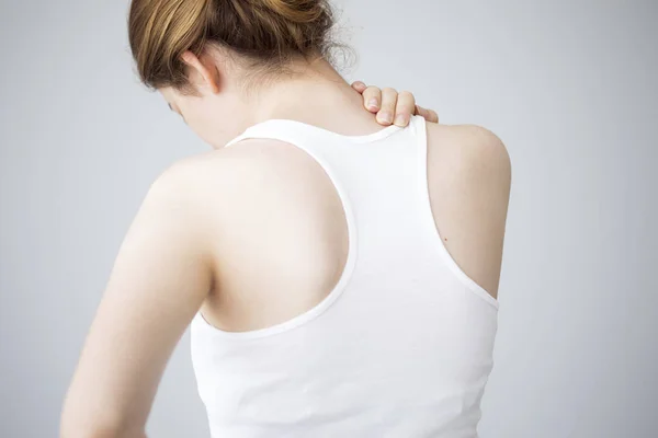 Mujer joven con dolor de cuello —  Fotos de Stock