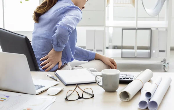 Mujer de negocios con dolor en la espalda — Foto de Stock