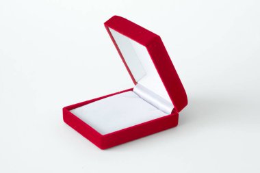 Kırmızı kadife açıldı hediye mücevher kutusu