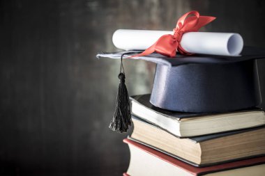 Mezuniyet şapka ve diploma masada