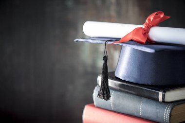 Mezuniyet şapka ve diploma masada