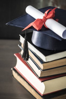 Mezuniyet şapka ve diploma masada