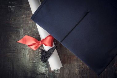 Mezuniyet şapka ve diploma masada