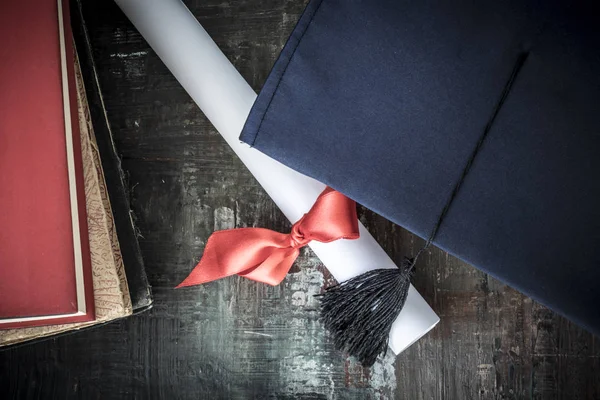 Chapéu de graduação e diploma na mesa — Fotografia de Stock