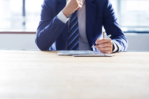 Homme d'affaires travaillant dans le bureau — Photo