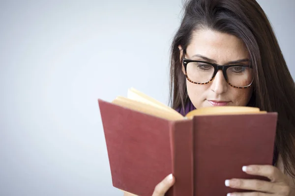 Jovem mulher leitura livro — Fotografia de Stock