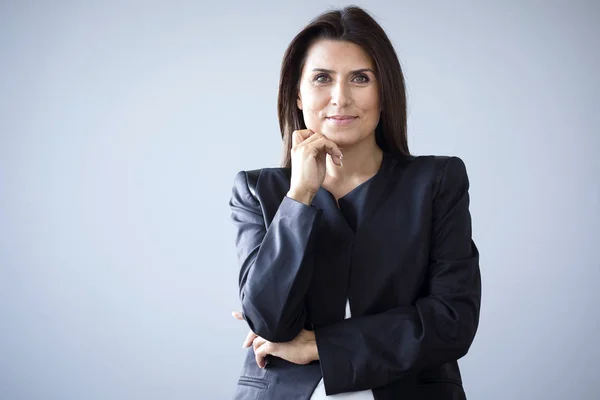 Portrait of businesswoman on grey background — Stock Photo, Image