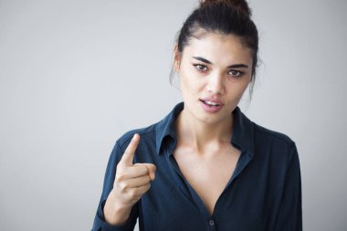 Öfkeli kadın işaret gri arka plan üzerinde izole