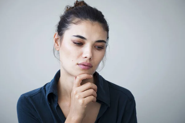 灰色の背景に不幸な女性 — ストック写真