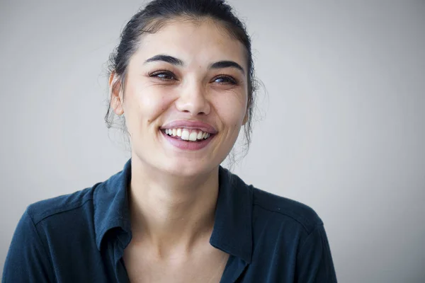 Mujer joven feliz sobre fondo gris —  Fotos de Stock