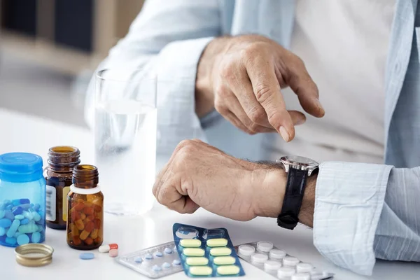 Hora de tomar pastillas para el viejo — Foto de Stock