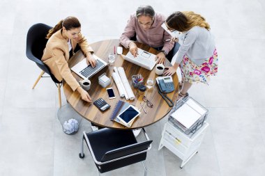 Ofiste çalışan iş adamları.