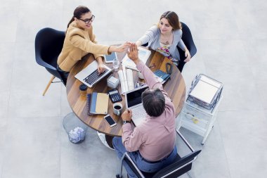 İş adamları yığın eller takım