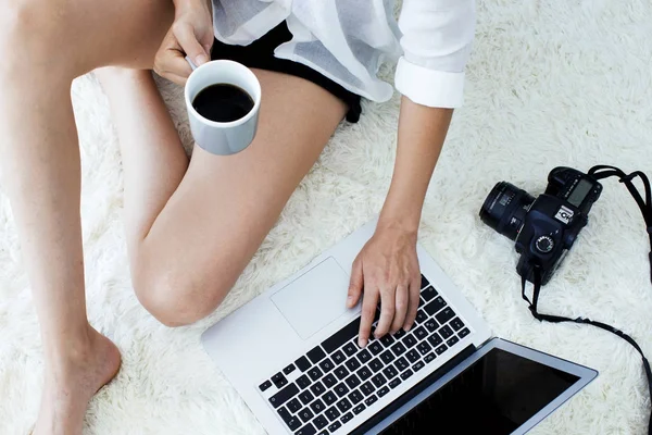 Young woman using laptop with camera — Stock Photo, Image
