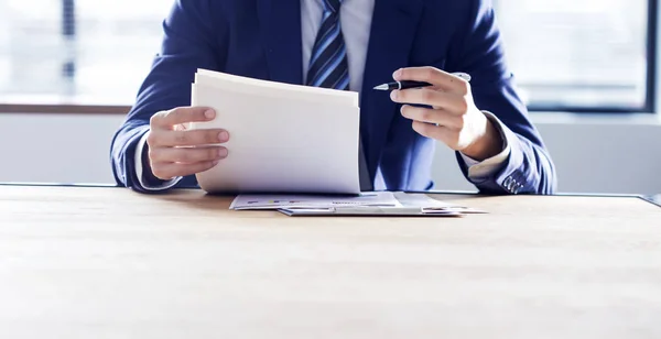 Geschäftsmann arbeitet im Büro — Stockfoto