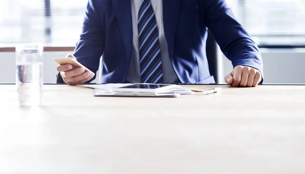 Homme d'affaires travaillant dans le bureau — Photo