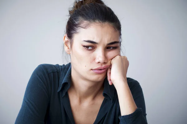 Ritratto di donna infelice su sfondo grigio — Foto Stock