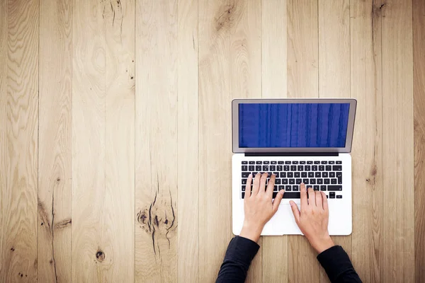 Vrouw handen met behulp van computer op tafel — Stockfoto