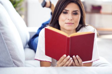 Eve kitap okumak