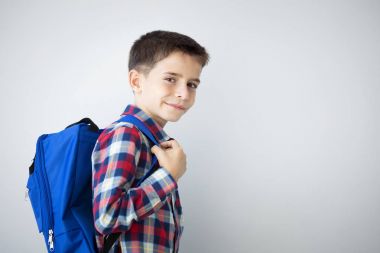 Küçük öğrenci çocuk izole arka plan üzerinde