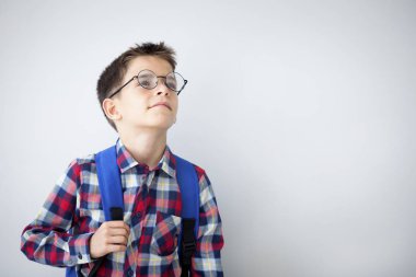 Küçük öğrenci çocuk izole arka plan üzerinde