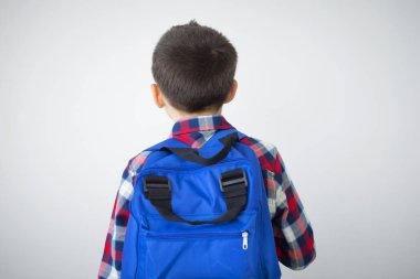 Küçük öğrenci çocuk izole arka plan üzerinde