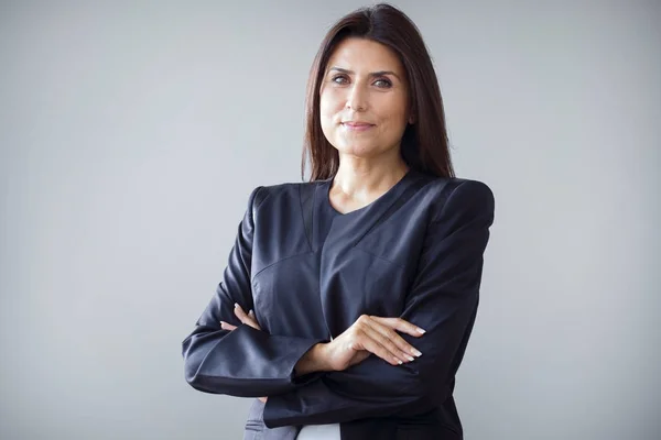 Retrato de mujer de negocios sobre fondo gris —  Fotos de Stock