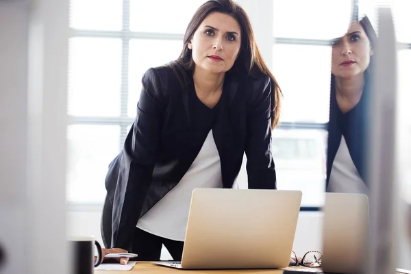 Empresária que trabalha no escritório — Fotografia de Stock