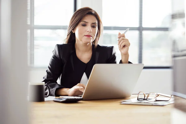 Empresária que trabalha no escritório — Fotografia de Stock