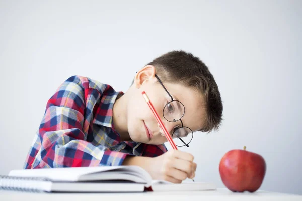 Petit étudiant garçon sur fond isolé — Photo