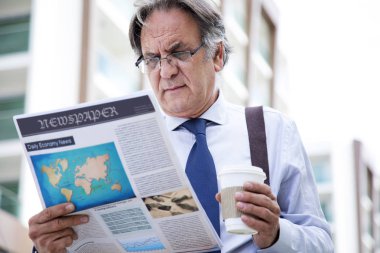 Adam okuma gazetede açık