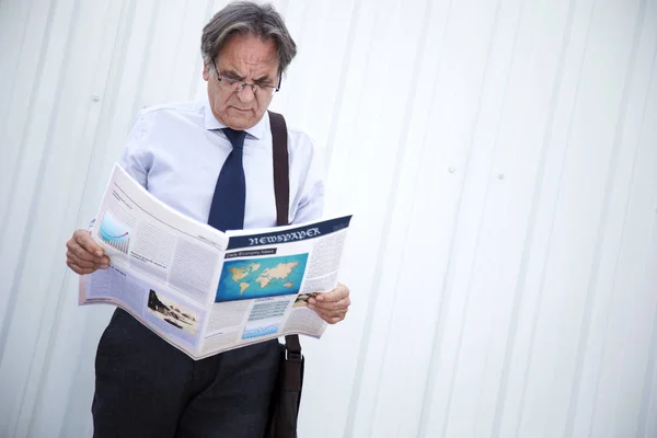 Homem lendo jornal ao ar livre — Fotografia de Stock