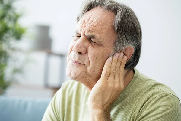 Viejo con dolor de oído — Foto de Stock