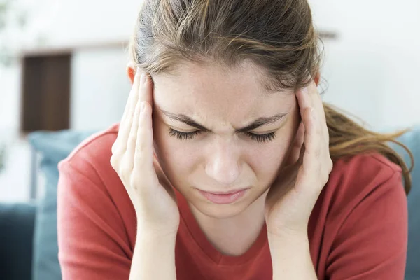 Mujer joven con dolor de cabeza — Foto de Stock