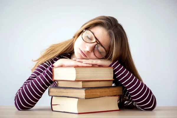 Estudante adormece enquanto estuda — Fotografia de Stock