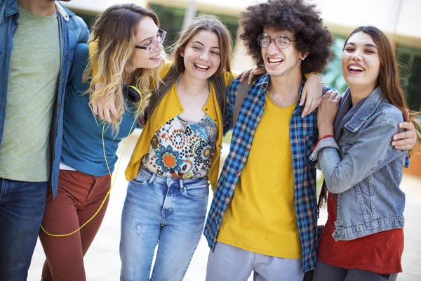 Tonåringar vänner vänskap studenter koncept — Stockfoto