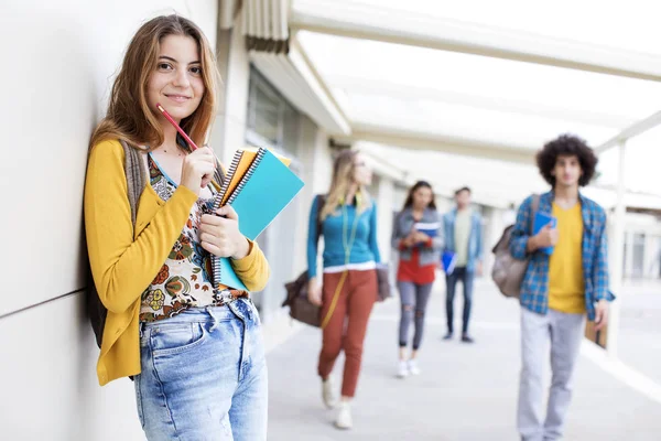 Adolescentes amigos amizade estudantes conceito — Fotografia de Stock