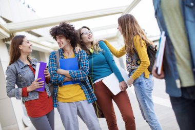 Gençler arkadaş dostluk öğrenciler kavram