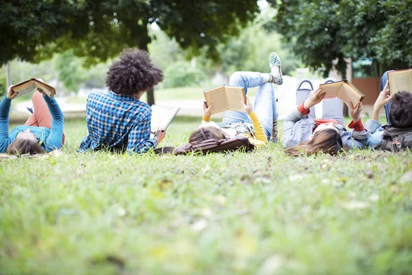 Adolescents amis amitié étudiants concept — Photo