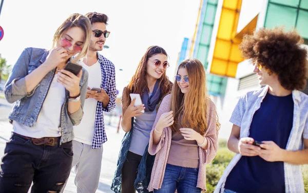 Joven grupo concepto de amistad juvenil — Foto de Stock