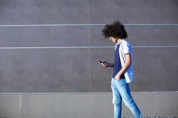 Un tânăr care folosește telefonul mobil pe stradă — Fotografie, imagine de stoc