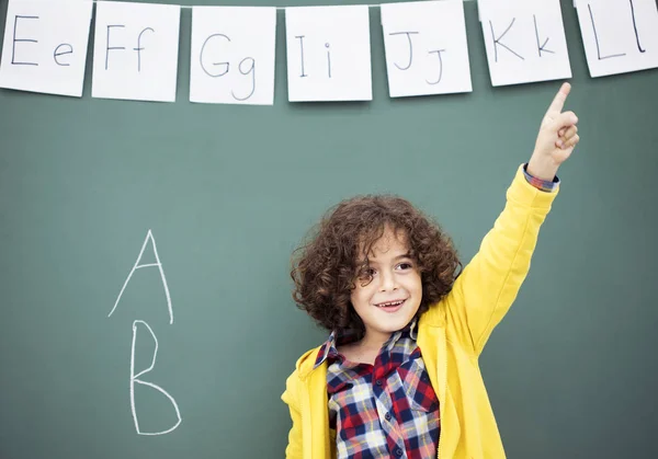 Skolan barnet i klassrummet — Stockfoto