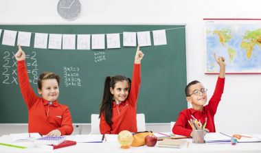 okul çocukları sınıfta.
